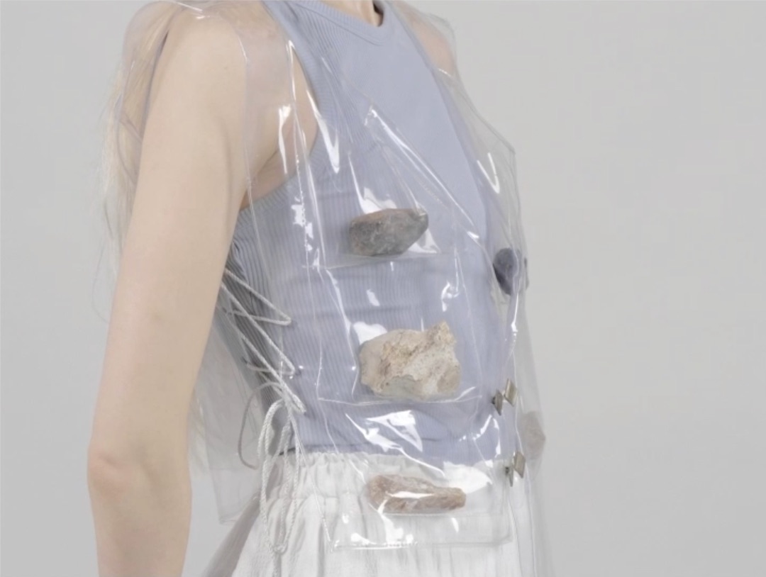 Veste transparente portée, des cailloux glissés dans ses poches