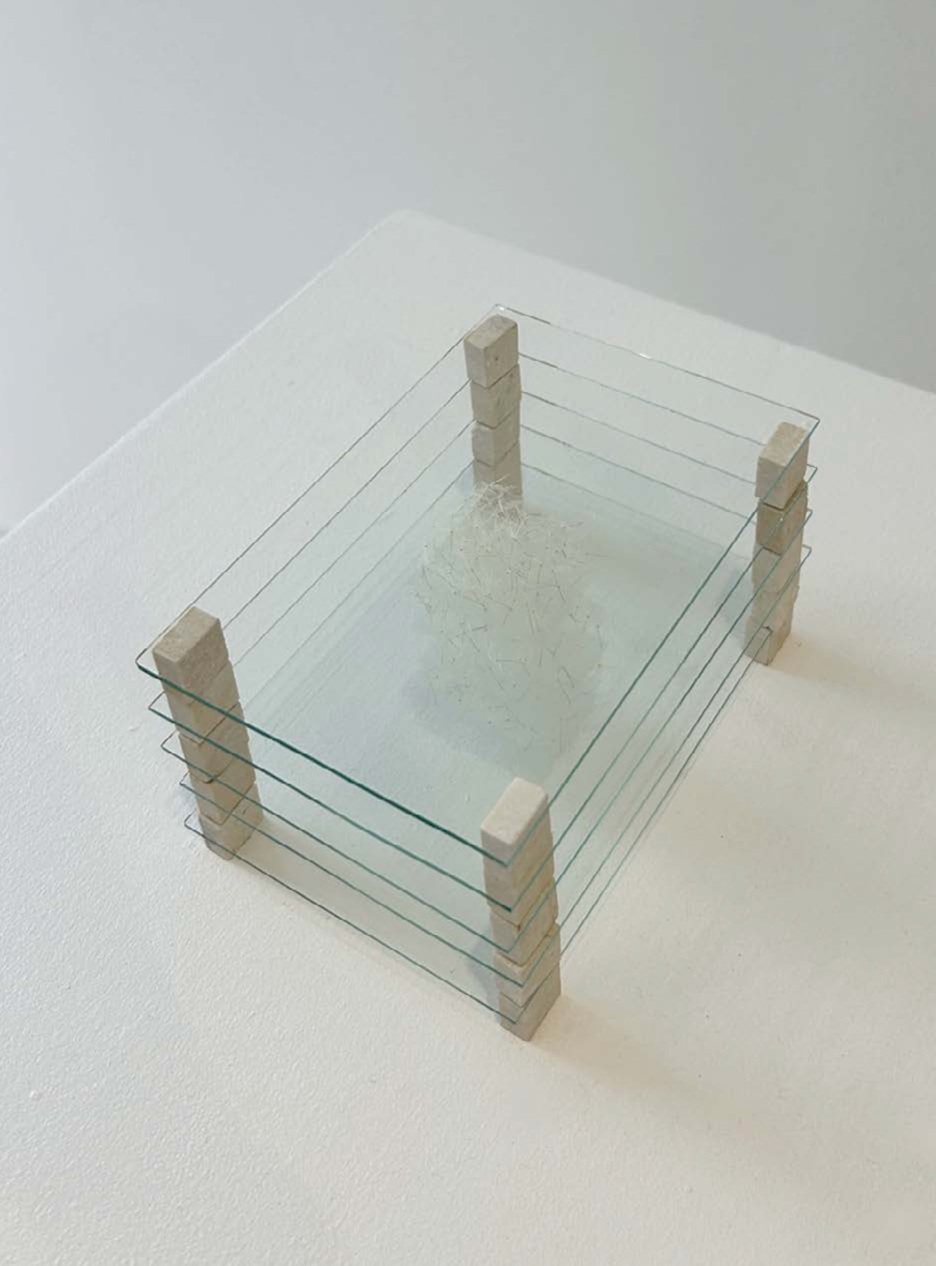 Plaques de verre empilées sur des piliers de pierre