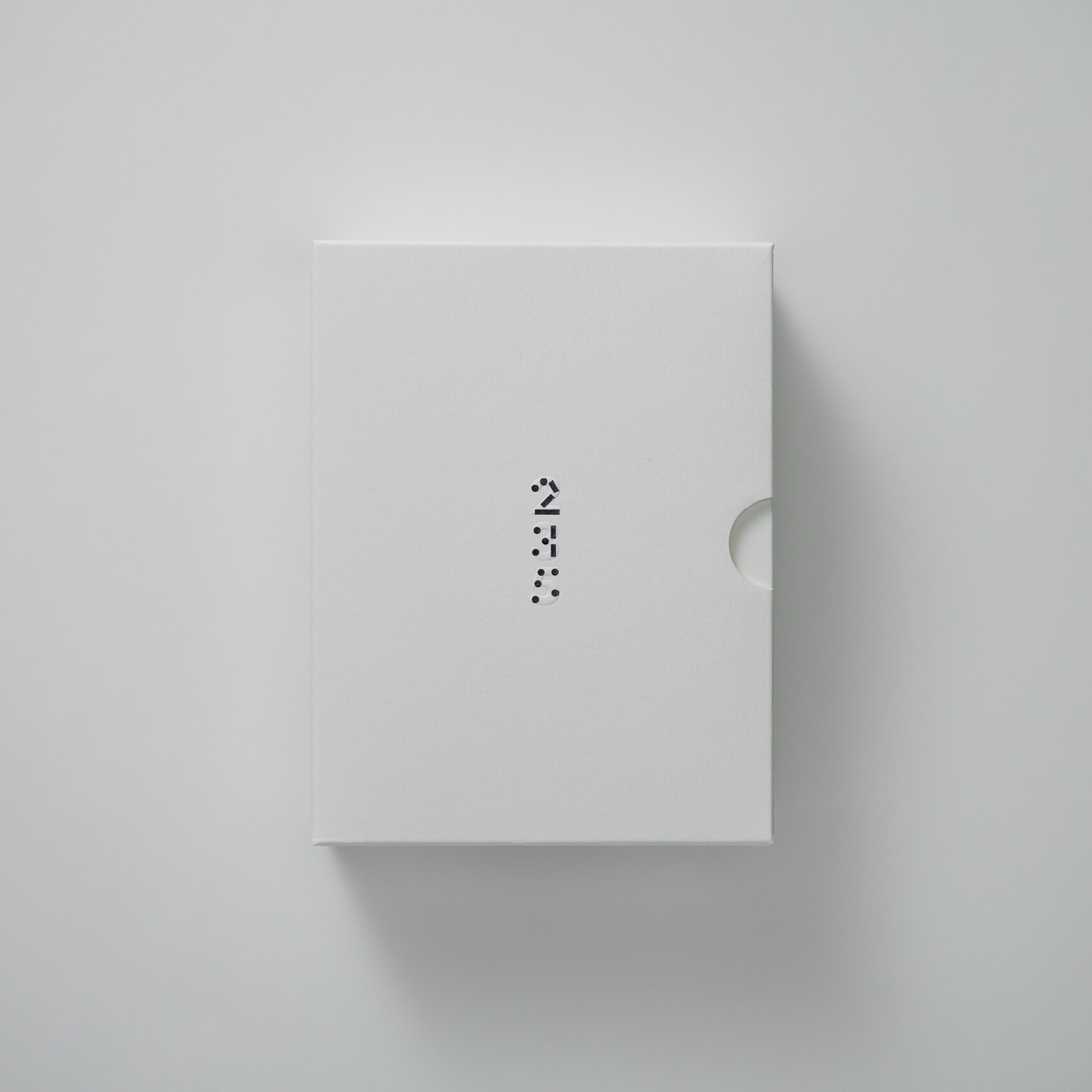 Coffret blanc marqué d’un code en relief